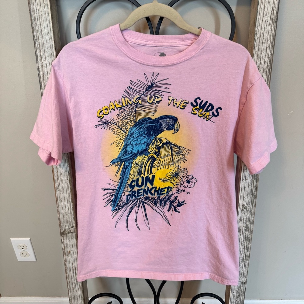 Sun Drenched Soaking Up The Suds Pink Parrot‎ Graphic T Shirt Men’s M
